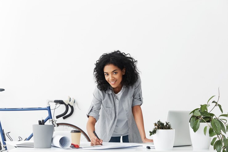 Free Photo happy smiling young mixed race skilled female engineer with afro hairstyle