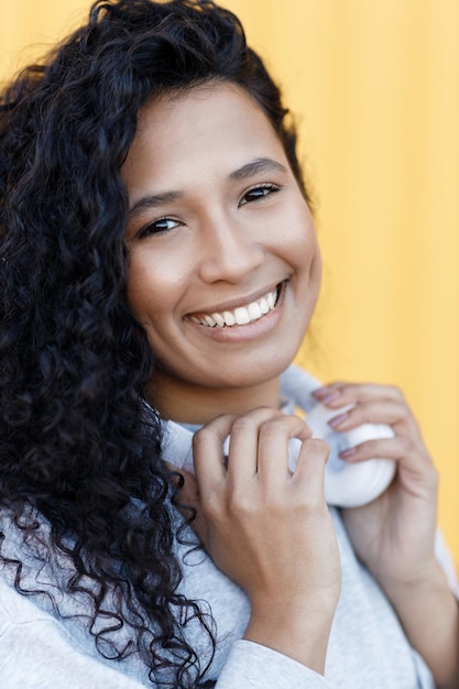 Foto gratuita felice sorridente giovane donna all'aperto con le cuffie