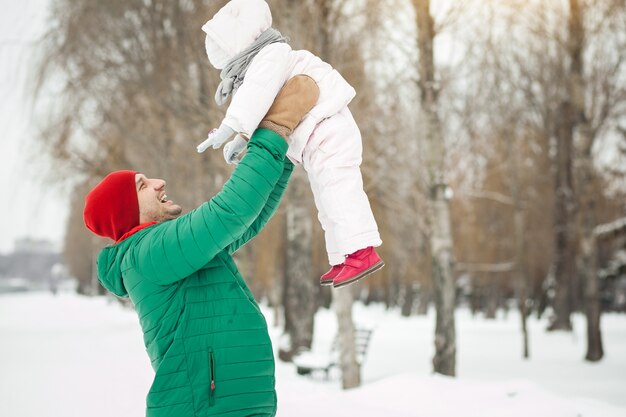 幸せな雪の散歩の母親の家族