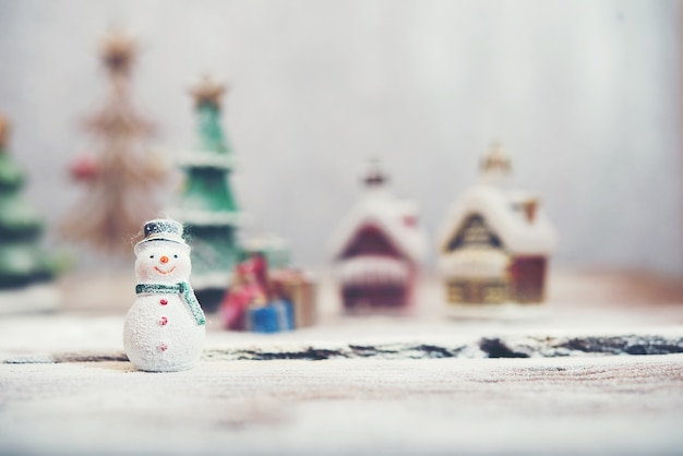 Счастливый снеговик с несфокусированном фоне