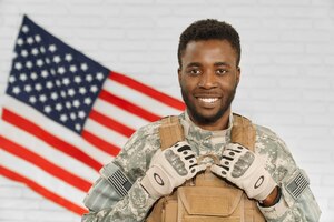 Бесплатное фото Счастливый солдат в американской армейской форме и доспехах