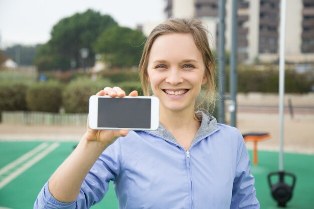 スポーツモバイルアプリを宣伝するハッピースポーティーな女の子