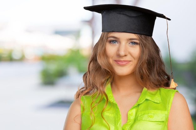 Foto gratuita studente felice in berretto di laurea