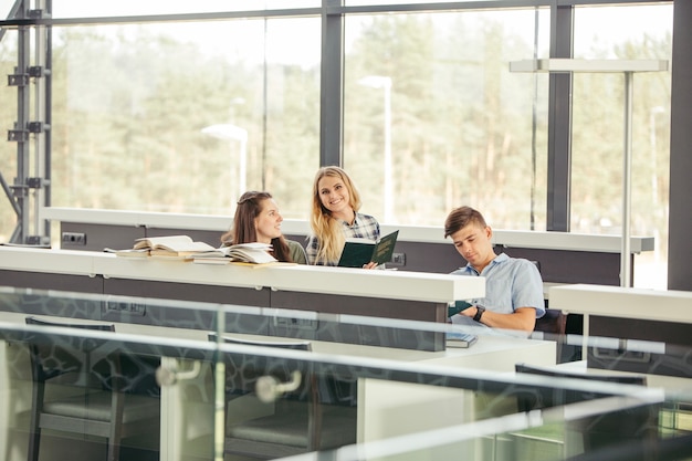 Foto gratuita studenti felici nella biblioteca