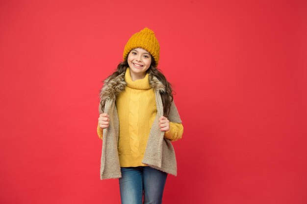 니트 스웨터와 모자를 쓴 행복한 10대 소녀는 겨울 시즌, 패션에 따뜻한 옷을 입습니다.