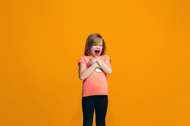 立っていると笑って幸せな十代の少女