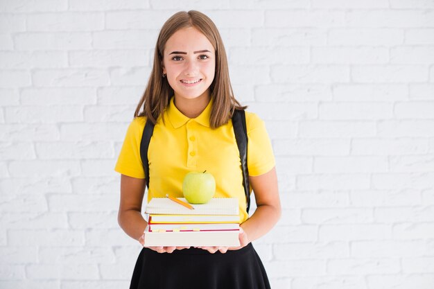 Счастливый подростков девушка с учебниками и apple