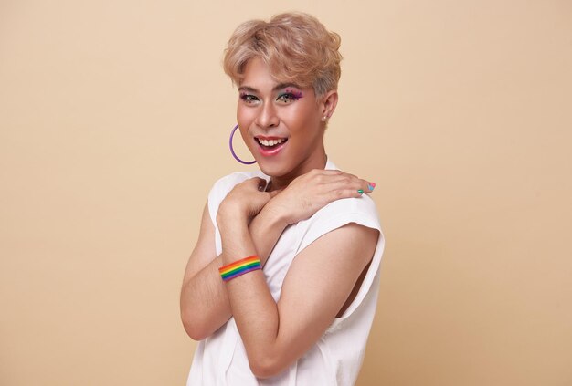 Счастливые азиатские трансгендерные ЛГБТ-подростки изолированы на фоне обнаженного цвета