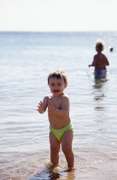 海で幸せな幼児