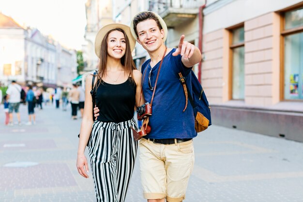 Счастливая туристическая пара в городе