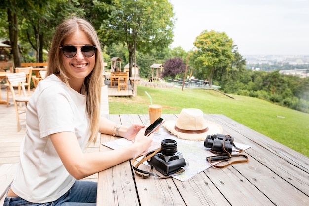 Foto gratuita viaggiatore felice che sorride alla macchina fotografica