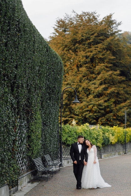 イタリア、コモ湖での幸せな結婚式のカップル