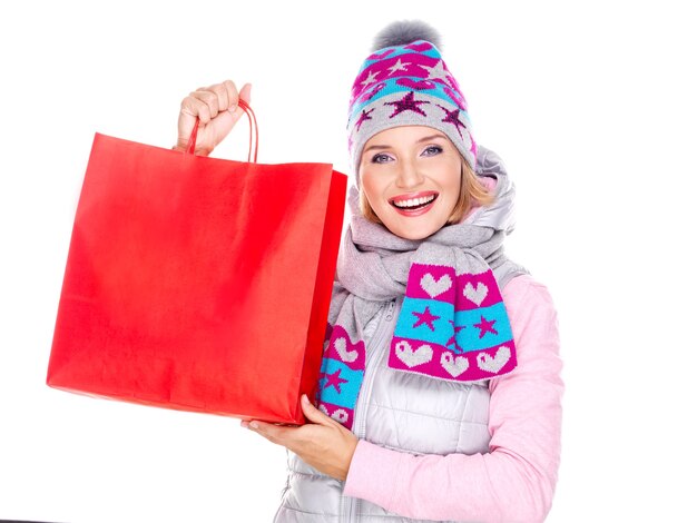 Счастливая белая женщина с подарками после покупок