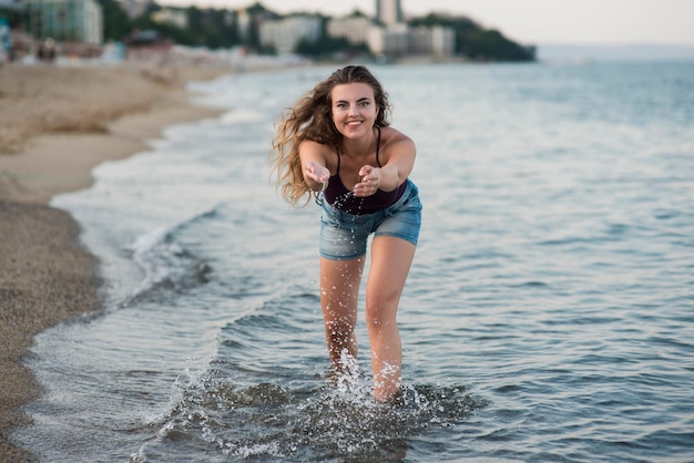 무료 사진 해변에서 행복 한 여자