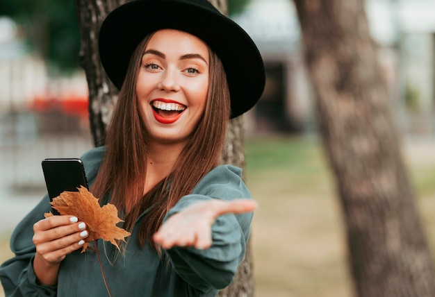 Foto gratuita donna felice in autunno con lo spazio della copia