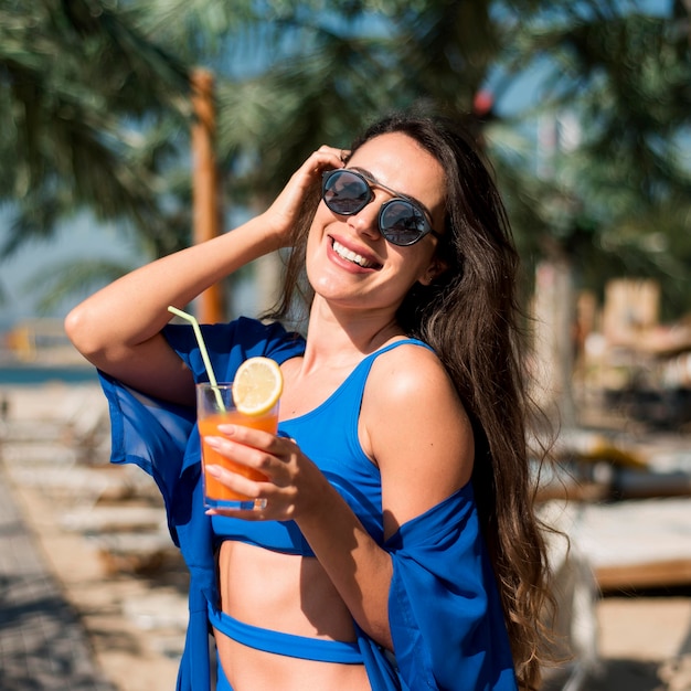 Donna felice in spiaggia