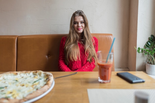 Foto gratuita donna felice prima di iniziare a mangiare