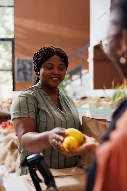 Счастливая женщина покупает органические фрукты