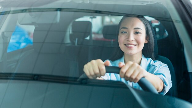 車のディーラーで幸せな女