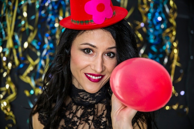 Foto gratuita donna felice che celebra il carnevale