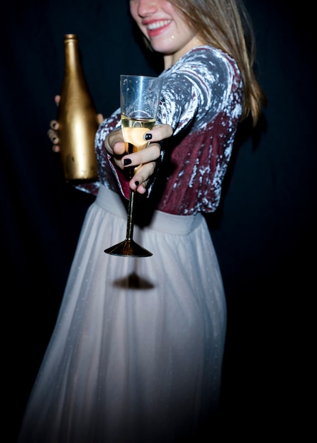 Счастливая женщина в платье с шампанским стекла