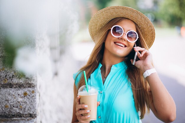 Счастливый женщина, пить кофе и говорить по телефону