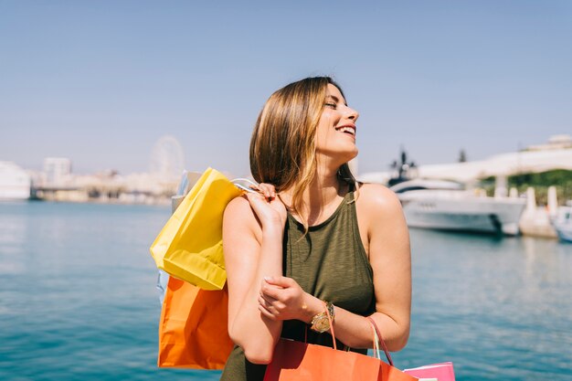 幸せな女性は晴れた日に買い物を楽しむ