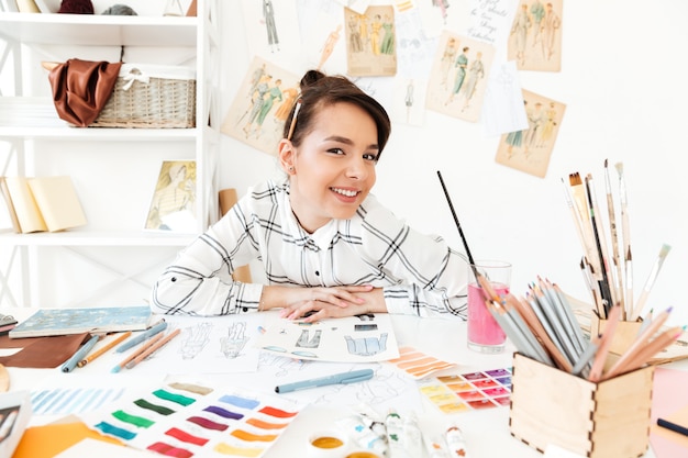 Иллюстратор моды счастливая женщина, сидя за столом