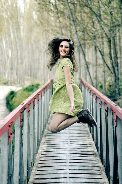 Счастливая женщина с удовольствием на мосту