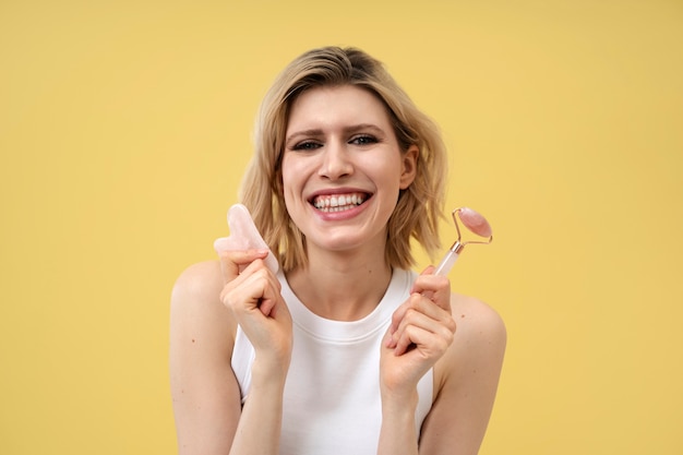 美容器具を持っている幸せな女性