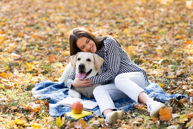 無料写真 彼女の子犬を保持している幸せな女