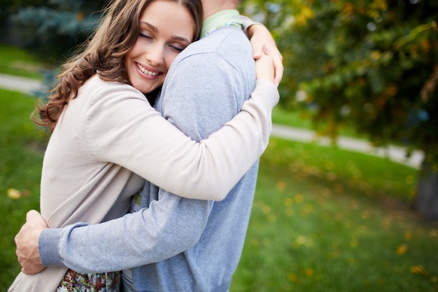 Счастливая женщина обнимает ее парень