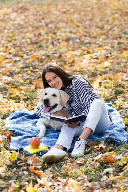 彼女の犬を抱いて幸せな女