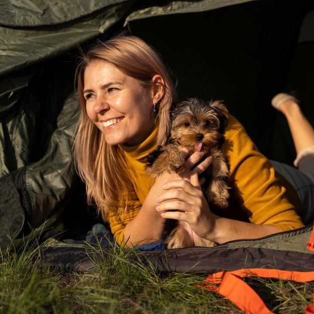 彼女の犬を抱き締めて幸せな女性