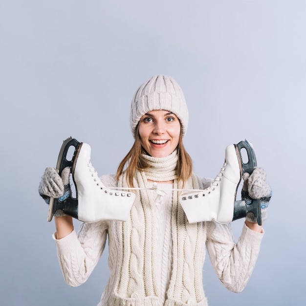 무료 사진 스케이트와 스웨터에 행복 한 여자