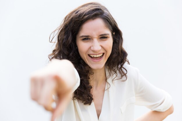 Счастливая женщина или стажер указывая указательный палец