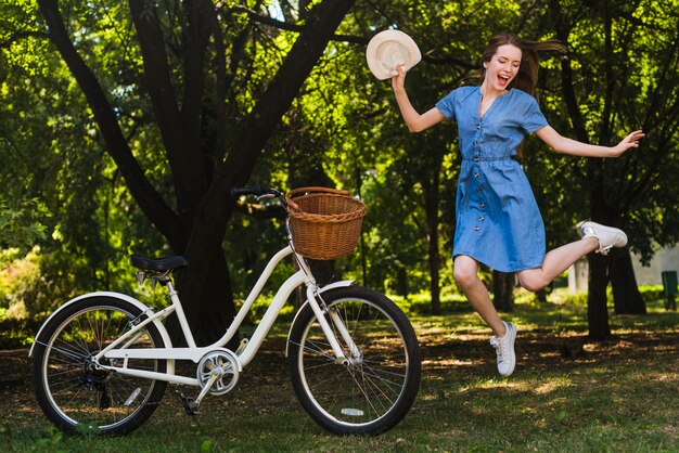 自転車の横にジャンプ幸せな女