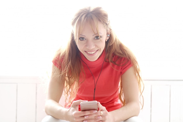 Free photo happy woman listening music with earphones