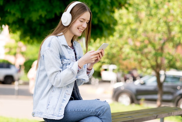 Foto gratuita donna felice che ascolta la musica