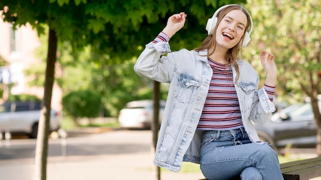 Foto gratuita donna felice che ascolta la musica