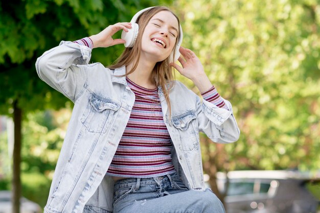 音楽を聴いて幸せな女