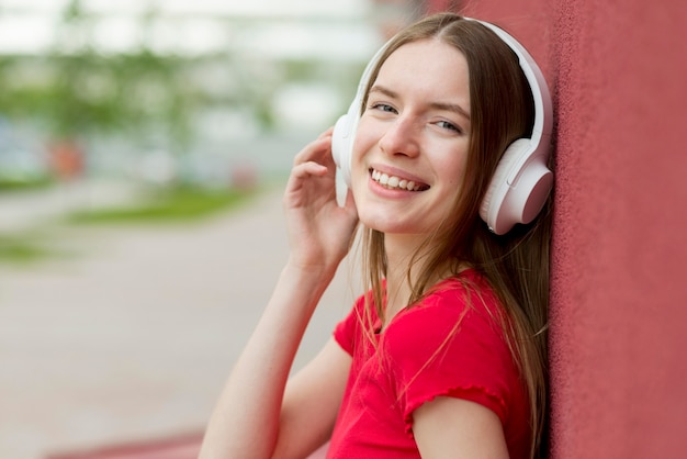 Foto gratuita donna felice che ascolta la musica