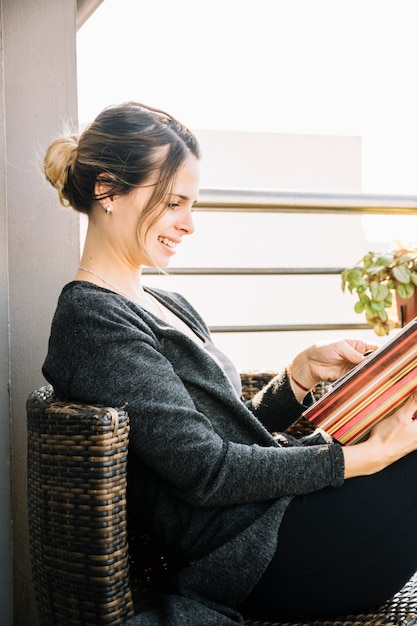 Free photo happy woman looking at photo album