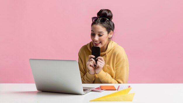 インターネット上の旅行を探して幸せな女