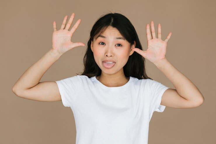 무료 Photo 바보 같은 얼굴을 만드는 행복 한 여자