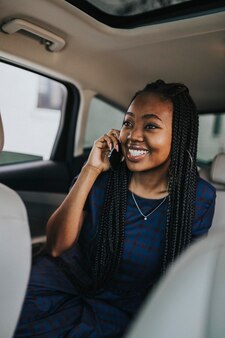 Счастливая женщина по телефону в машине