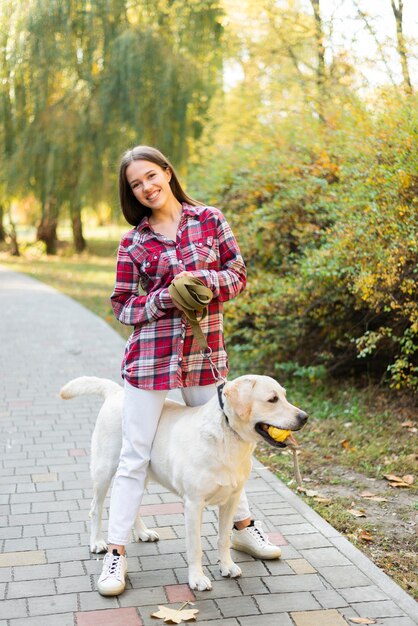 Счастливая женщина играет со своей собакой