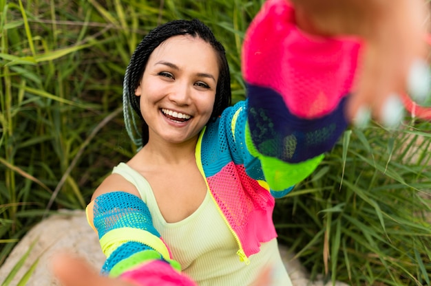 Foto gratuita donna felice che posa in natura