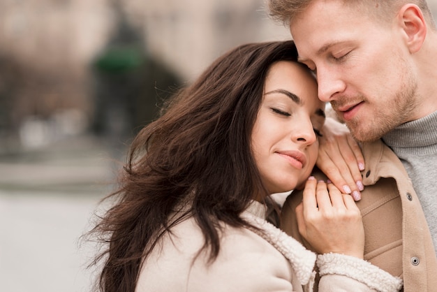 Foto gratuita donna felice che posa con l'uomo bello