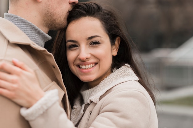 Foto gratuita donna felice che propone con il suo uomo